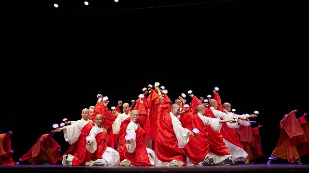 A Bruxelles la più grande orchestra di monaci buddisti, 'combattiamo per la pace'